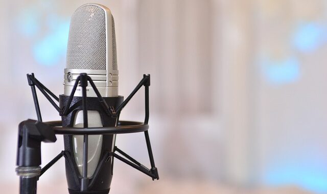 Burada Mikrofon Sadece Müzik İçin Değil Burada Mikrofon Sadece Müzik İçin Değil